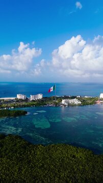 Bandera de M&eacute;xico, En zona hotelera de Canc&uacute;n, Boulevard Kukulk&aacute;n, mar caribe, playa