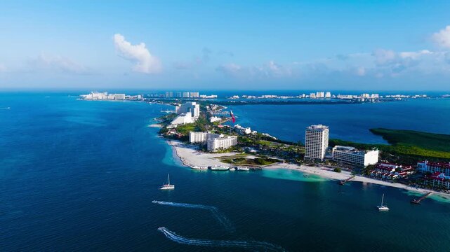 Bandera de M&eacute;xico, En zona hotelera de Canc&uacute;n, Boulevard Kukulk&aacute;n, mar caribe, playa