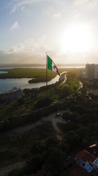 Bandera de M&eacute;xico, En zona hotelera de Canc&uacute;n, Boulevard Kukulk&aacute;n, mar caribe, playa