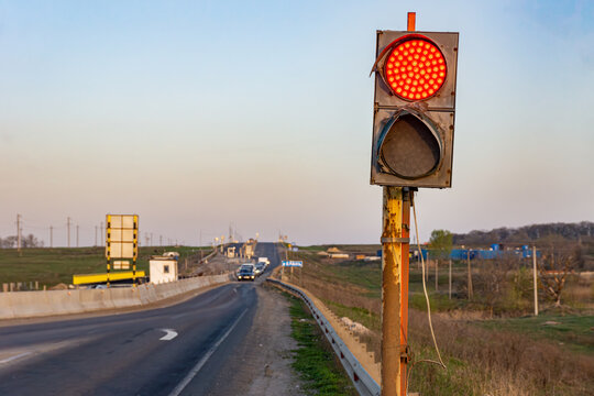 Mobile battery-powered traffic signal implementing contraflow lane control during pavement rehabilitation on two-lane highway