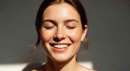 Naklejka premium Woman with radiant skin smiling at the camera, showcasing the benefits of collagen for dry skin.
