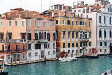 Obraz premium Colorful buildings along a canal in Venice during daytime with clear blue water