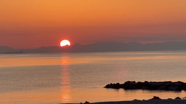 vistas relajantes del horizonte con la hora dorada . amanecer y atardecer por el mar y la playa 