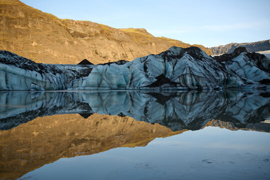S&oacute;lheimaj&ouml;kull glacier reflecting in tranquil glacial lagoon