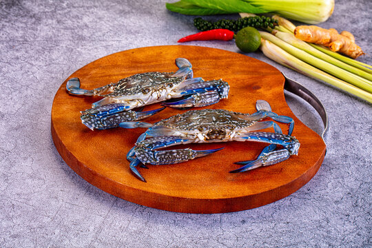 Raw wild blue crabs for cooking