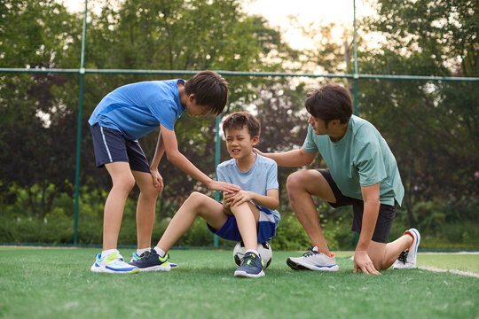 Boy injures his knee on the football field
