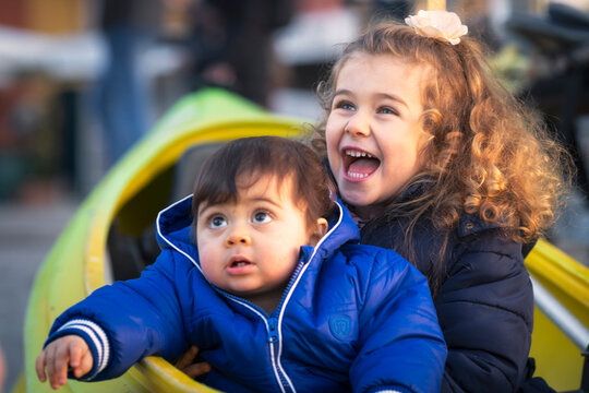 fratelli divertiti all'aperto abbracciati e sorridenti