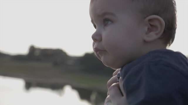 gros plan sur le visage de b&eacute;b&eacute; joufflu 