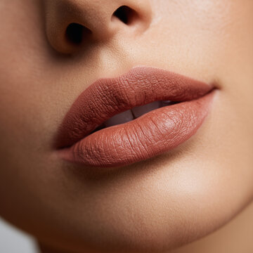 Nahaufnahme nat&uuml;rlicher Lippen mit mattem Lippenstift, makellose Haut und weiche Textur, modernes Beauty- und Kosmetikkonzept mit Copyspace