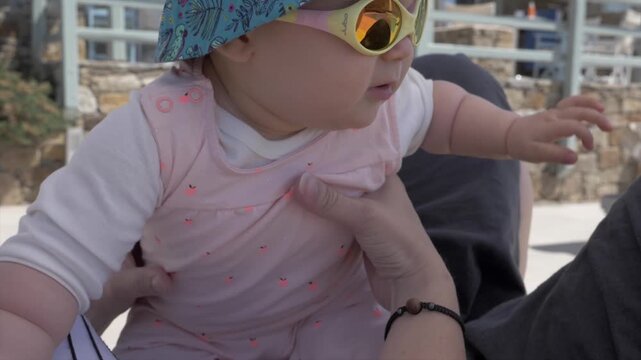 b&eacute;b&eacute; qui gazouille et rigole