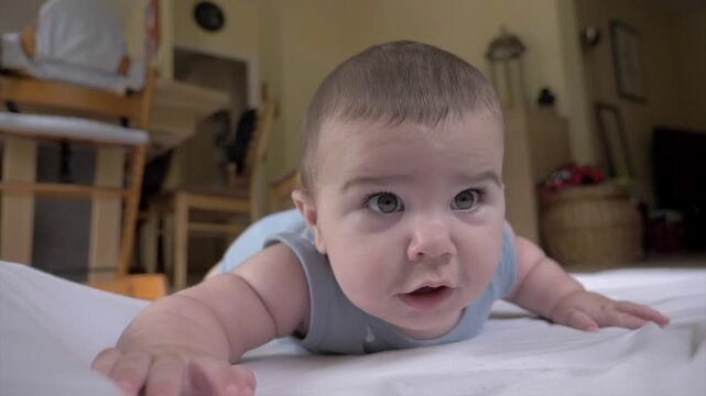 B&eacute;b&eacute; nouveau n&eacute; gazouille sur le ventre