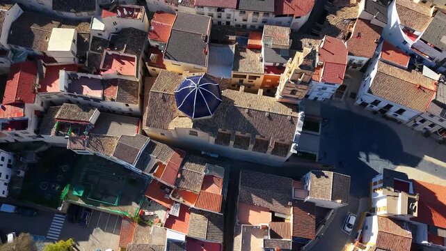 Vista a&eacute;rea panor&aacute;mica de la Iglesia de Cortes de Pallas y su campanario en Valencia , con detalles de primer plano