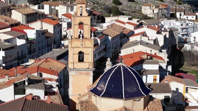 Vista a&eacute;rea panor&aacute;mica de la Iglesia de Cortes de Pallas y su campanario en Valencia , con detalles de primer plano