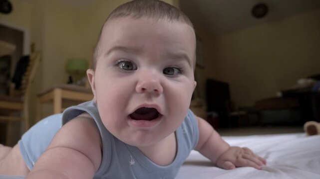 B&eacute;b&eacute; nouveau n&eacute; gazouille sur le ventre