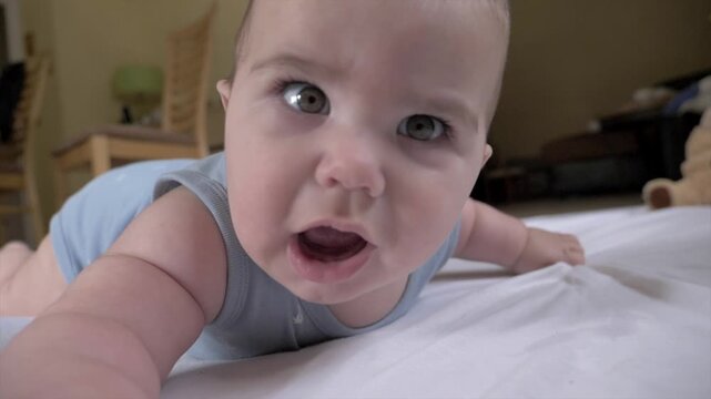 B&eacute;b&eacute; nouveau n&eacute; gazouille sur le ventre
