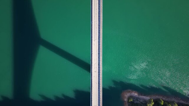 Vista a&eacute;rea cenital del puente elevado del t&uacute;nel sobre el Embalse de Cortes de Pallas en Valencia, Espa&ntilde;a