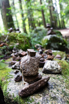 Nakasendo Wanderweg Wald Steinm&auml;nnchen japan gifu