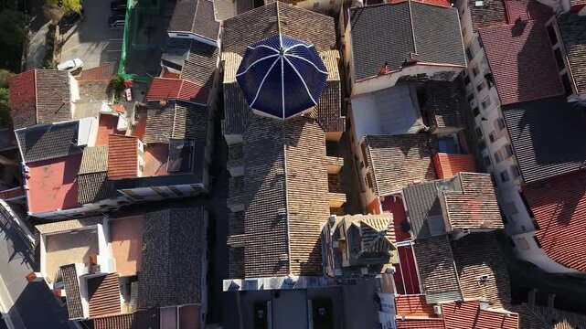 Vista a&eacute;rea panor&aacute;mica de la Iglesia de Cortes de Pallas y su campanario en Valencia , con detalles de primer plano