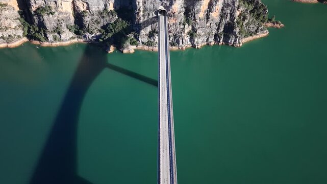 Vista a&eacute;rea cenital del puente elevado del t&uacute;nel sobre el Embalse de Cortes de Pallas en Valencia, Espa&ntilde;a
