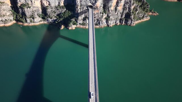 Vista a&eacute;rea cenital del puente elevado del t&uacute;nel sobre el Embalse de Cortes de Pallas en Valencia, Espa&ntilde;a