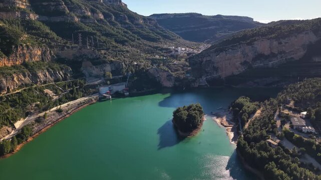 Vista a&eacute;rea panor&aacute;mica de Cortes de Pallas ubicada entre monta&ntilde;as arriba del cauce del embalse de Cortes de Pallas