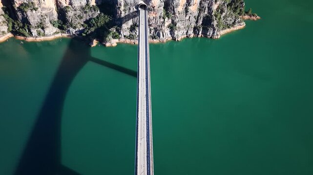 Vista a&eacute;rea cenital del puente elevado del t&uacute;nel sobre el Embalse de Cortes de Pallas en Valencia, Espa&ntilde;a
