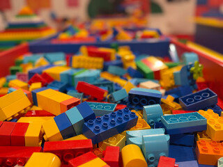 Naklejka premium Colorful plastic building blocks in a bin