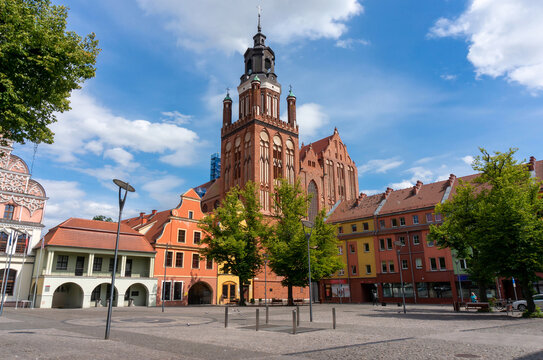 Old Town Market Square (Rynek Staromiejski). Saint Mary Church (Kolegiata Najświętszej Maryi Panny Kr&oacute;lowej Świata) is most valuable landmark of Western Pomerania. Stargard, Poland.