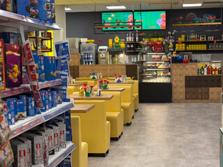 Naklejka premium Toy-themed cafe with yellow booths