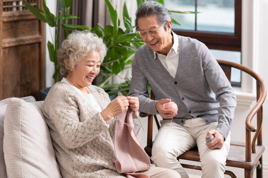 Helping hands in knitting