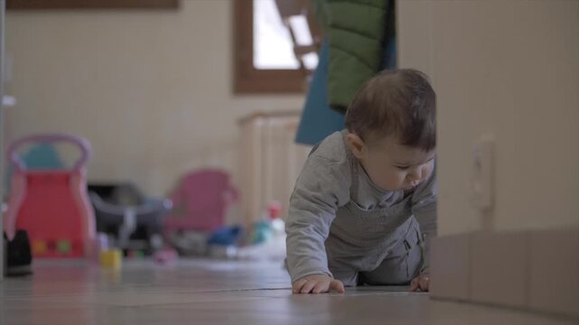 B&eacute;b&eacute; souriant marchant &agrave; quatre pattes