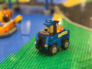 Naklejka premium Blue brick vehicle with character figure