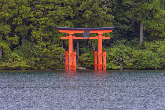 The Heiwa-no-Torii, the access to the Hakone Shrine