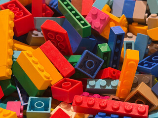 Naklejka premium Vibrant pile of colorful building bricks