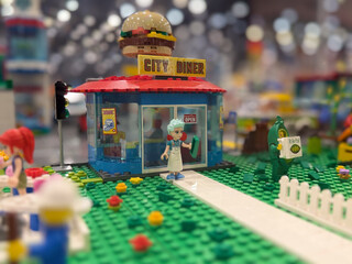 Naklejka premium Lego city diner with burger sign and minifigure outside