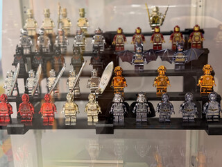 Naklejka premium Chrome and translucent collectible minifigure display