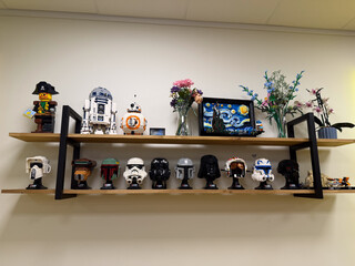 Naklejka premium Star wars lego busts on wooden wall shelf