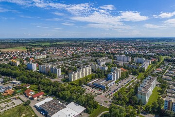 Fototapeta premium Königsbrunn auf dem Lechfeld in Bayerisch-Schwaben aus der Vogelperspektive