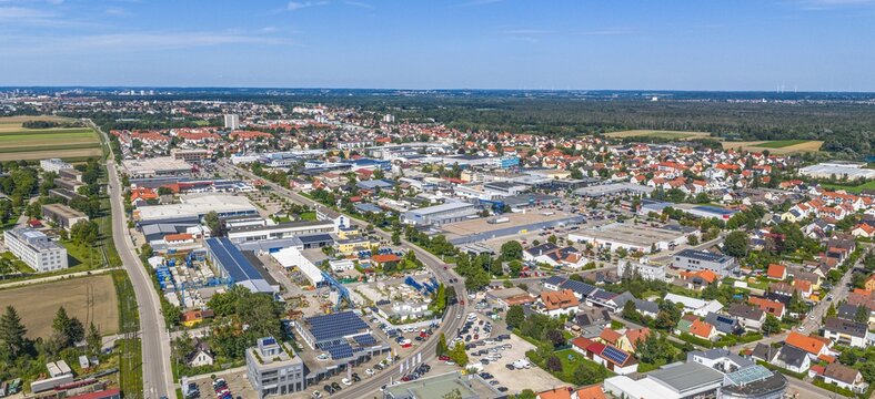 Ausblick auf die n&ouml;rdlichen Bezirke der schw&auml;bischen Stadt K&ouml;nigsbrunn bei Augsburg 