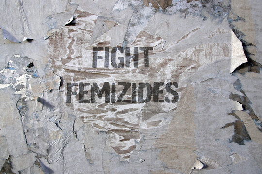 fight femizides steht verblasst an einer plakatwand