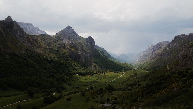 Perspectiva elevada de las monta&ntilde;as y valle de Somiedo, Asturias, Espa&ntilde;a