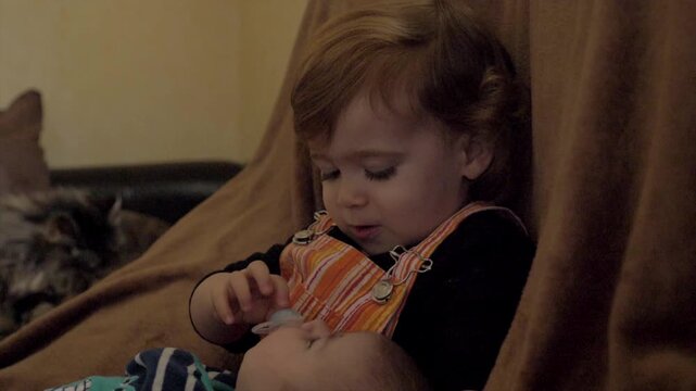 Soeur avec son petit fr&egrave;re nouveau-n&eacute; dans les bras