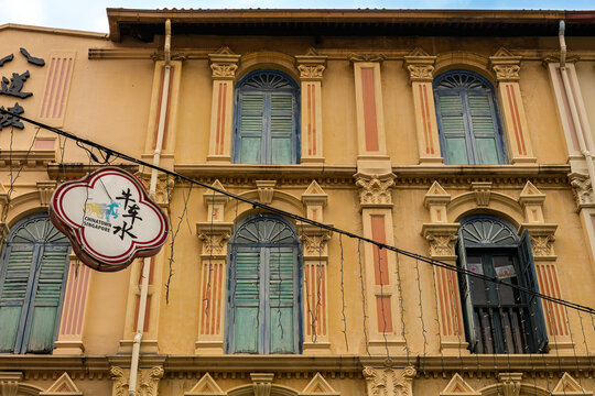 Eine typische Stra&szlig;enansicht in der Pagode Street im Chinatown Heritage Centre von  Singapur