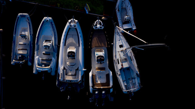 Barco tradicional amarrado en el puerto de Mallorca durante el atardecer. La embarcaci&oacute;n descansa sobre aguas tranquilas que reflejan los tonos c&aacute;lidos del cielo, con una mezcla de colores dorados, an