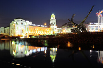 Obraz premium MOSCOW, RUSSIA - AUGUST 15, 2012. Kiev railway station building and fountain Abduction of Europa in Moscow at summer night, picturesque Moscow night scene