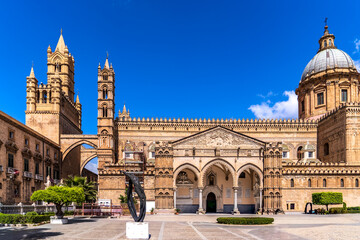 Fototapeta premium Palermo Cathedral and Creation sculpture in Piazza Duomo, Sicily