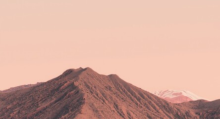 Naklejka premium Hill sovereign against muted pastel backdrop including copy space