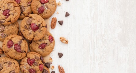 Obraz premium Chocolate chip nut and dried fruit Christmas cookies presented with copy space for festive holiday theme