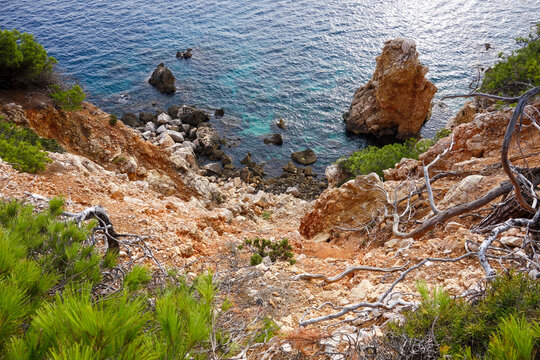 Sentier du littoral permettant de rejoindre Bandol depuis Saint-Cyr-sur-Mer en longeant la mer &agrave; travers de superbes calanques