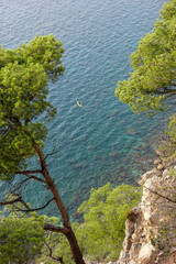 Sentier du littoral permettant de rejoindre Bandol depuis Saint-Cyr-sur-Mer en longeant la mer à travers de superbes calanques